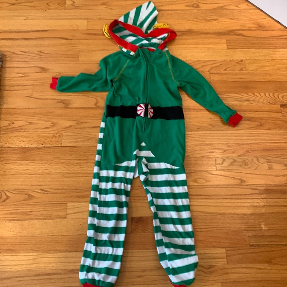 Kid size 6 elf pajamas onezee